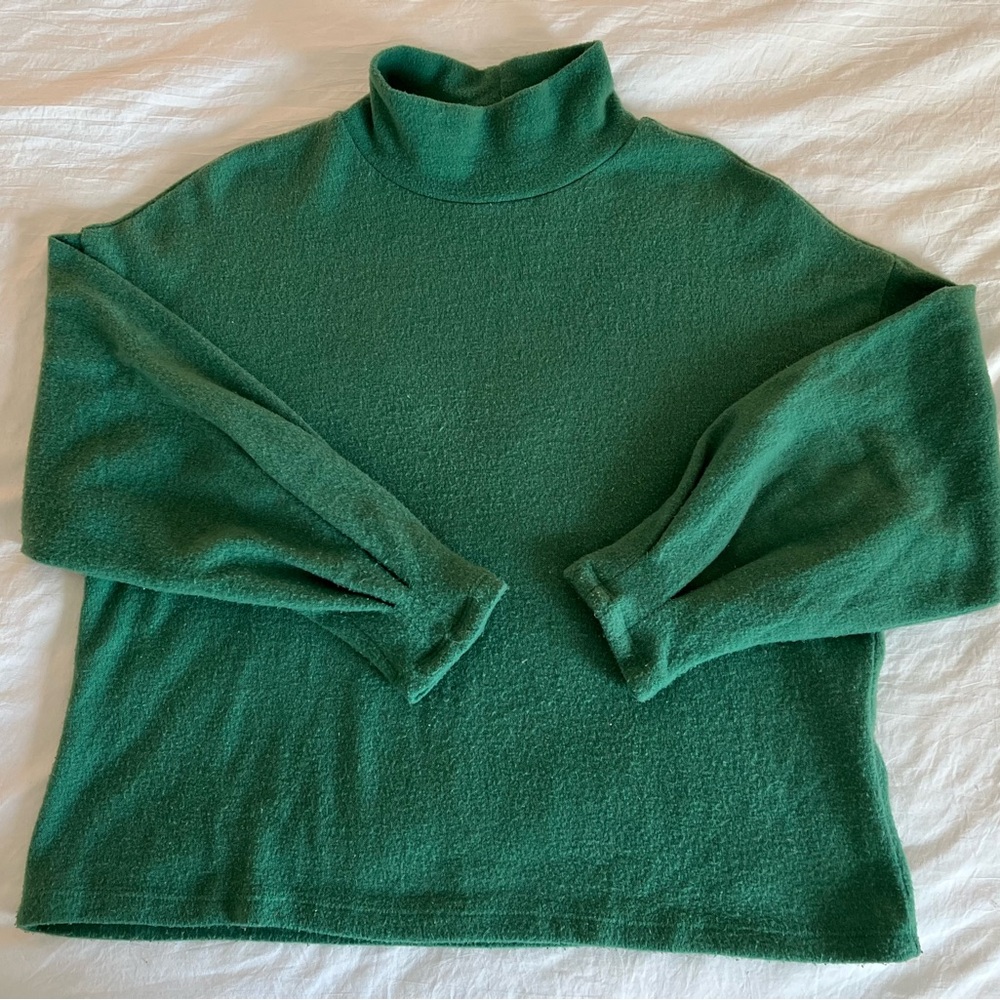 Lush Kelly green lightweight turtleneck sweater